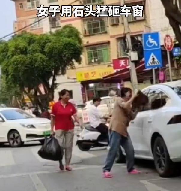 果然并不是人人都能当雷锋！

大街上，女子用石头猛砸车窗，黑衣男子误以为她要救人