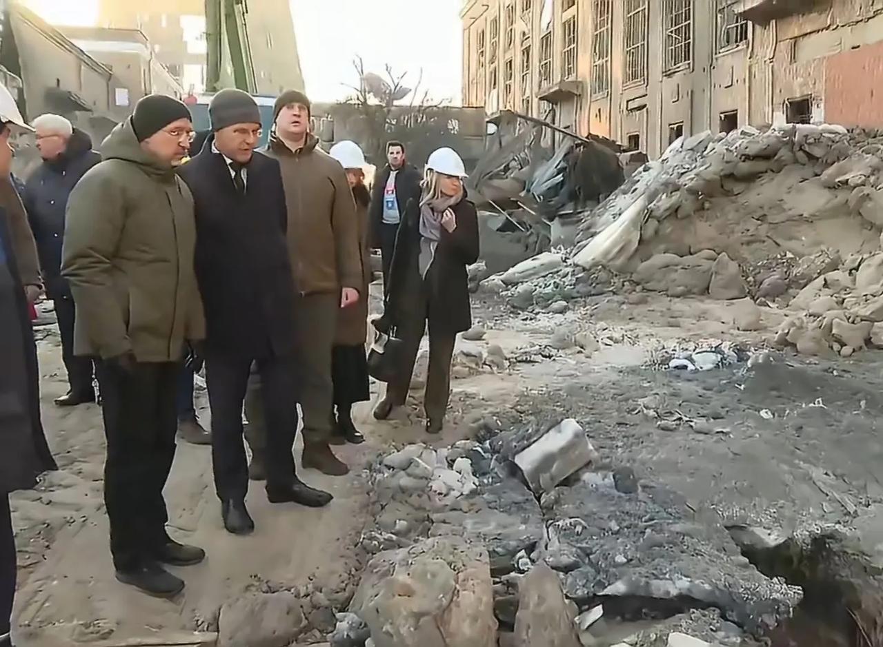 乌克兰第一副总理兼能源部长什梅加尔带北约秘书长吕特参观基辅市刚刚被炸成废墟的一座