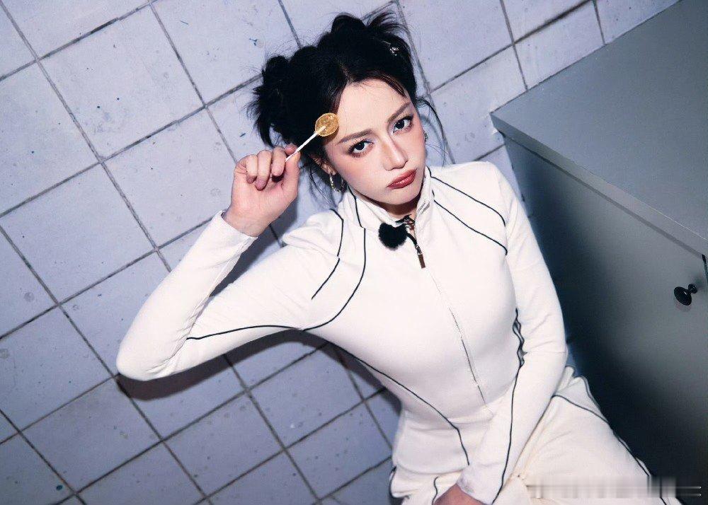 迪丽热巴吃糖照和迪丽热巴一起补充些糖分 迪丽热吃棒棒糖照片也太可爱了吧！美女好萌