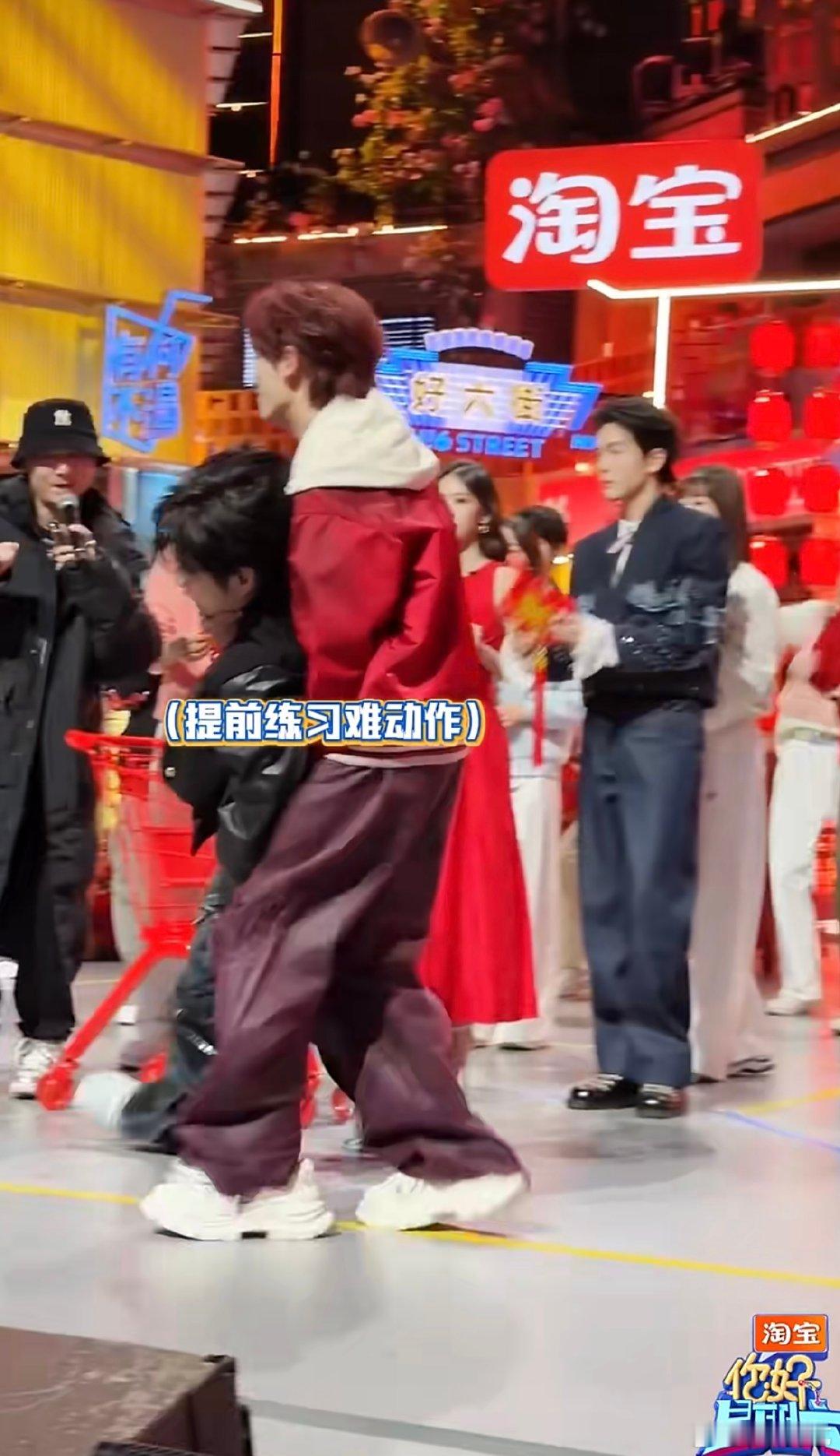 张颜齐丁程鑫给老己上强度 本想帅气教学，结果意外抱摔，反差萌直接拉满，笑点和看点