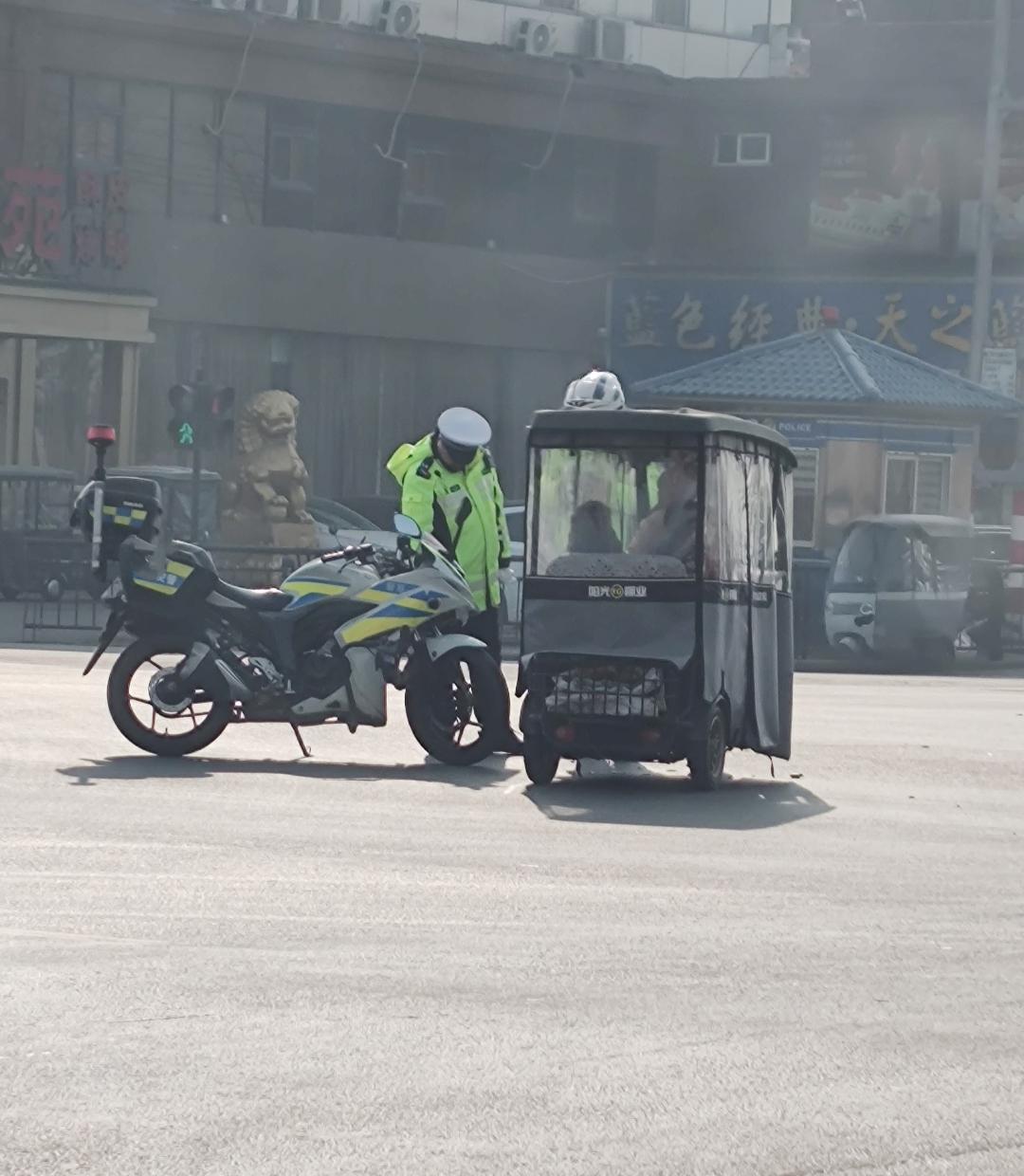 十字路口，交警的摩托车撞上老百姓的三轮车了，另一个交警来处理，大家觉得会是什么处