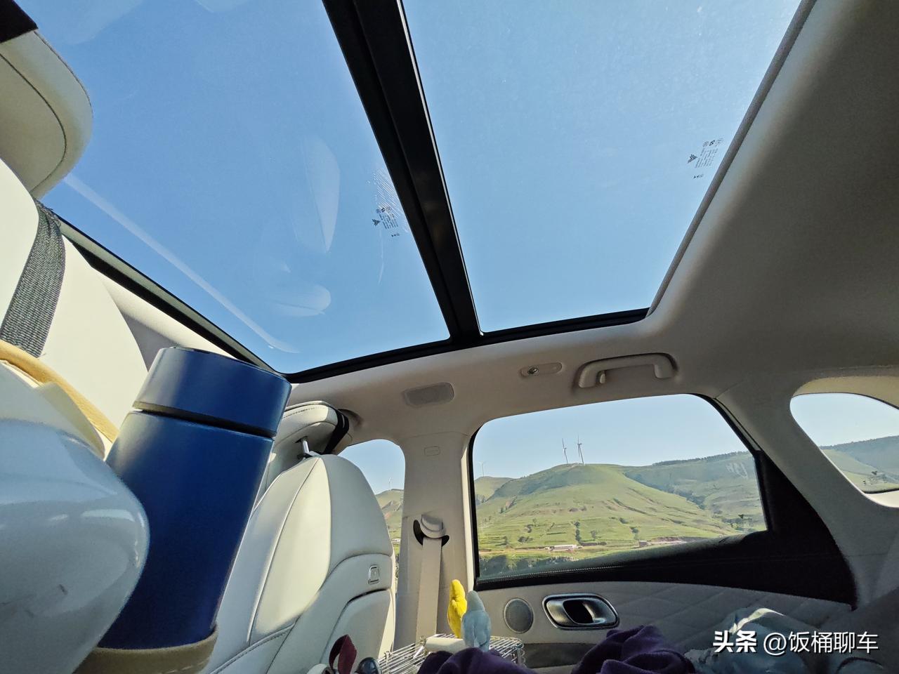 汽车天窗到底有没有用？
我个人的想法就是有用，天窗的好处就是可以缓解晕车，还有在