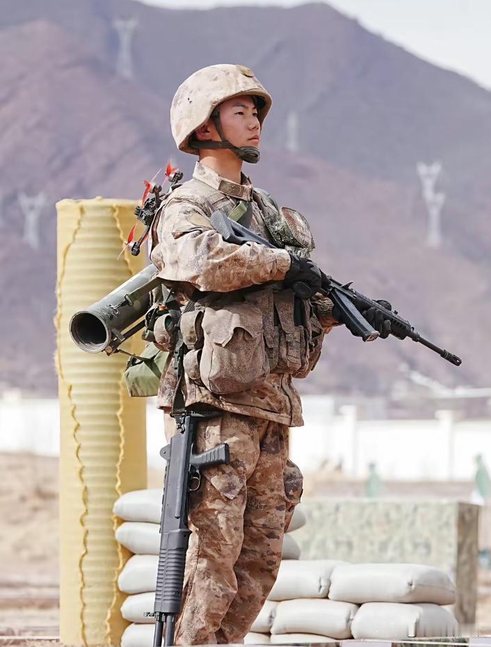 我们国家士兵的单兵武器装备已经是和老美士兵差不多了！
图中是一名普通士兵常用的武