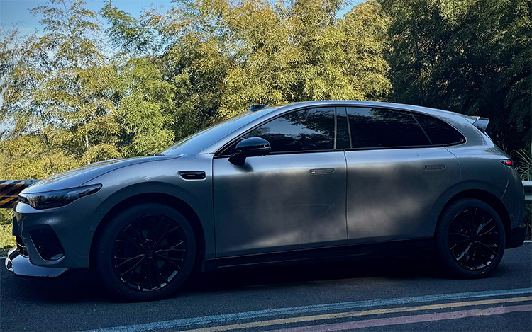 零跑Lafa5 Ultra的实车图，配备了大尺寸的尾翼，和类似扩散器的造型设计，