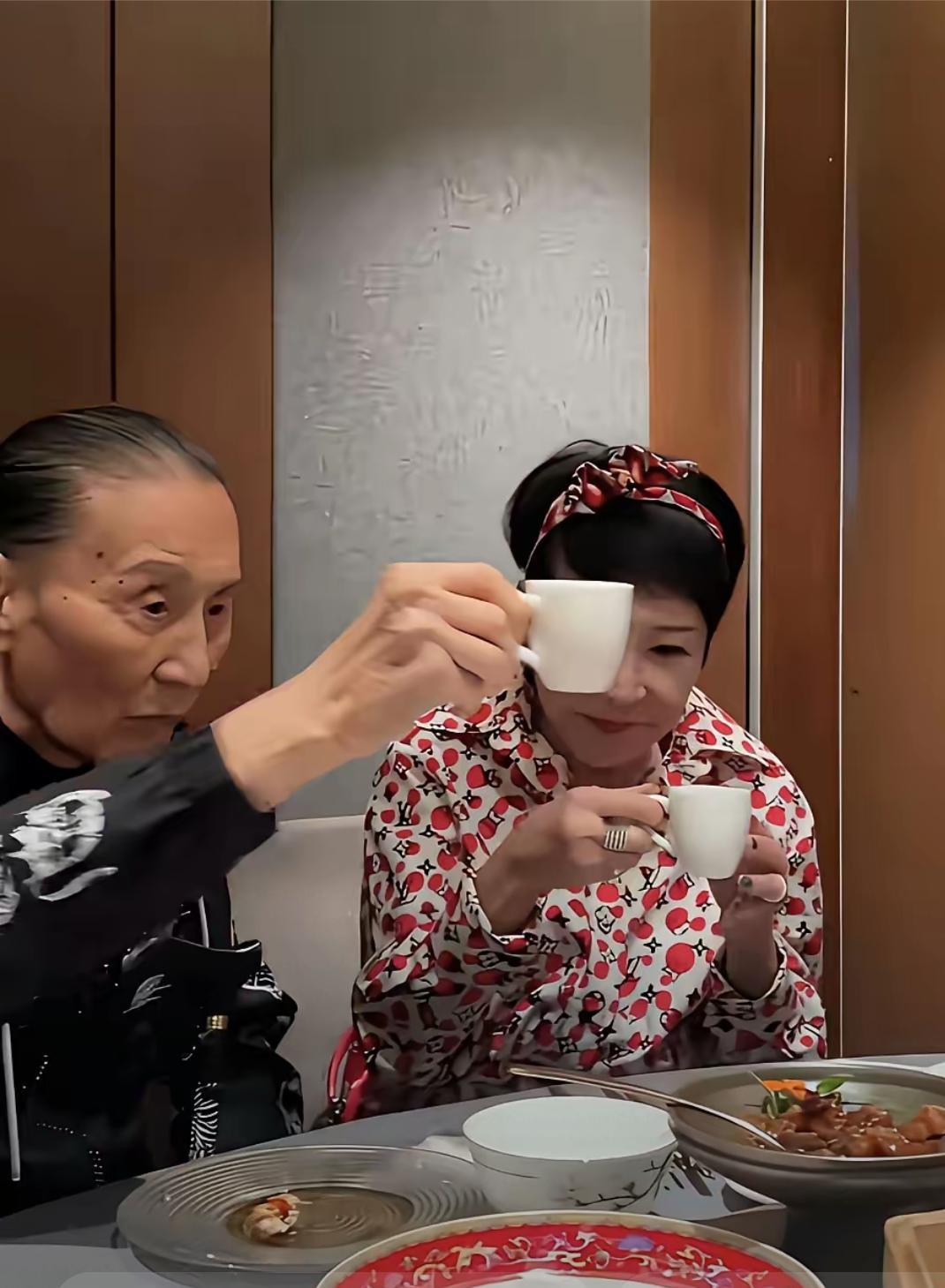 谢贤平时都是戴着眼镜，帽子出镜，看不到他真面目，摘掉了眼镜，帽子，看到他真的也老