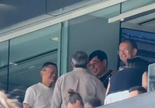 马云真有钱啊，马云远赴美国观看2026世界杯决赛，他没有坐在普通大众观众席，而是