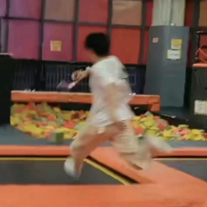 余宇涵差点儿滑倒 救命！余宇涵差点滑倒的画面太好笑了，冰面太滑坑惨老实人，两个壮