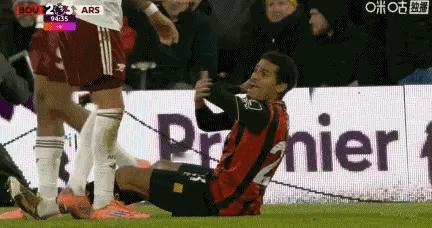 伯恩茅斯vs阿森纳 ｜伯恩茅斯2比3阿森纳 比赛最后一刻，阿德利禁区内倒地，随后