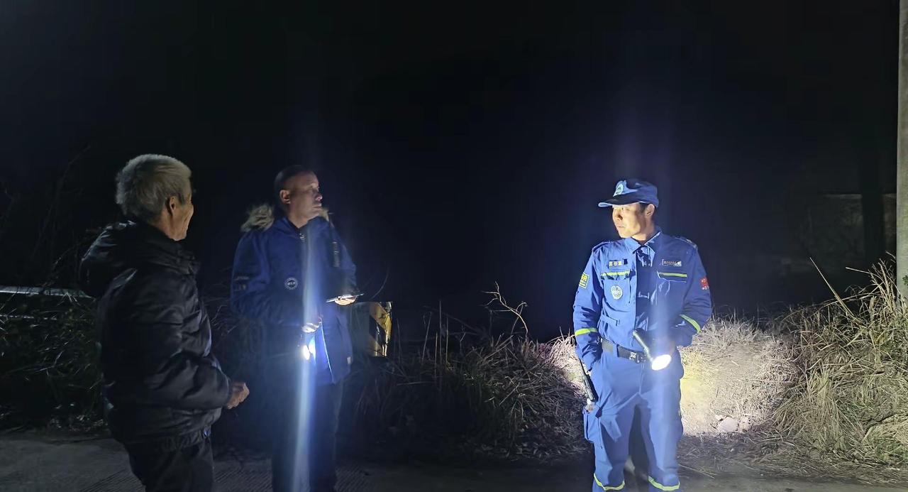 同在蓝天下，携手为公益，深夜救援，成功找回走失人员