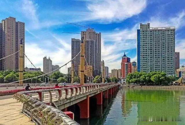 朋友，你要写库尔勒，就不能只写库尔勒！


你要写孔雀河的水，从博斯腾湖来，穿过