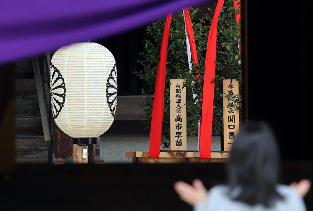 高市早苗这回学“聪明”了：不亲自去靖国神社，改送“真榊”祭品。日媒还说，这是她自
