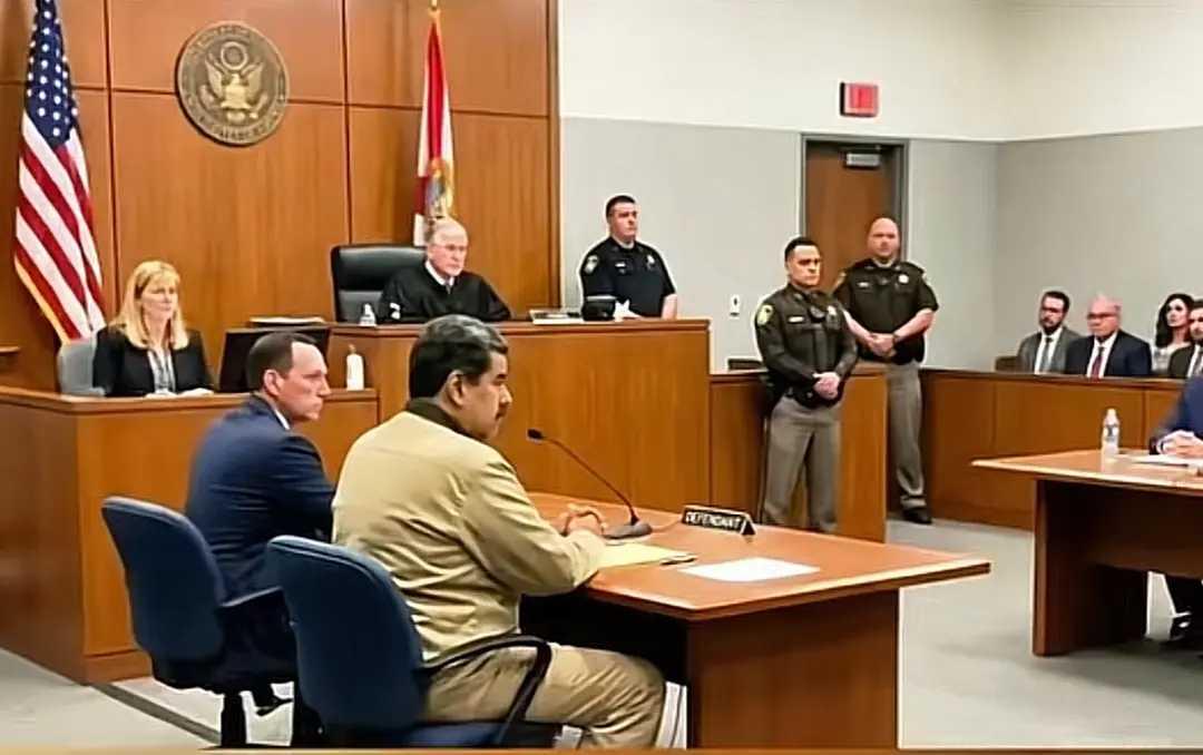 总统被在睡梦中逮捕后，走上了另一个国家给他设的法庭。这在我们正常人看来，简直是匪