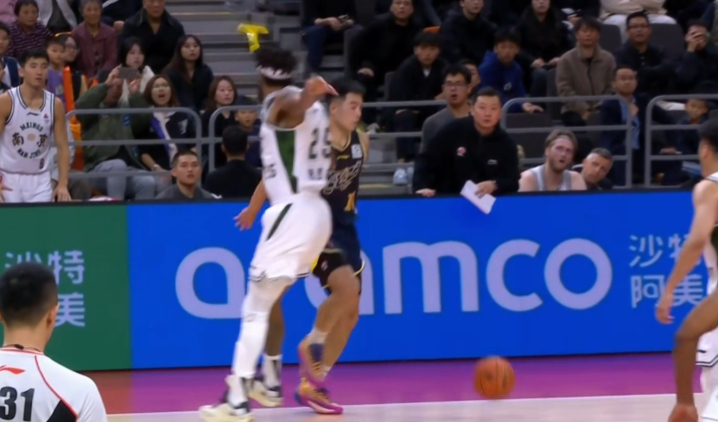 张文逸。。。。。。你到底什么意思？到底能不能打了？广东男篮vs同曦男篮