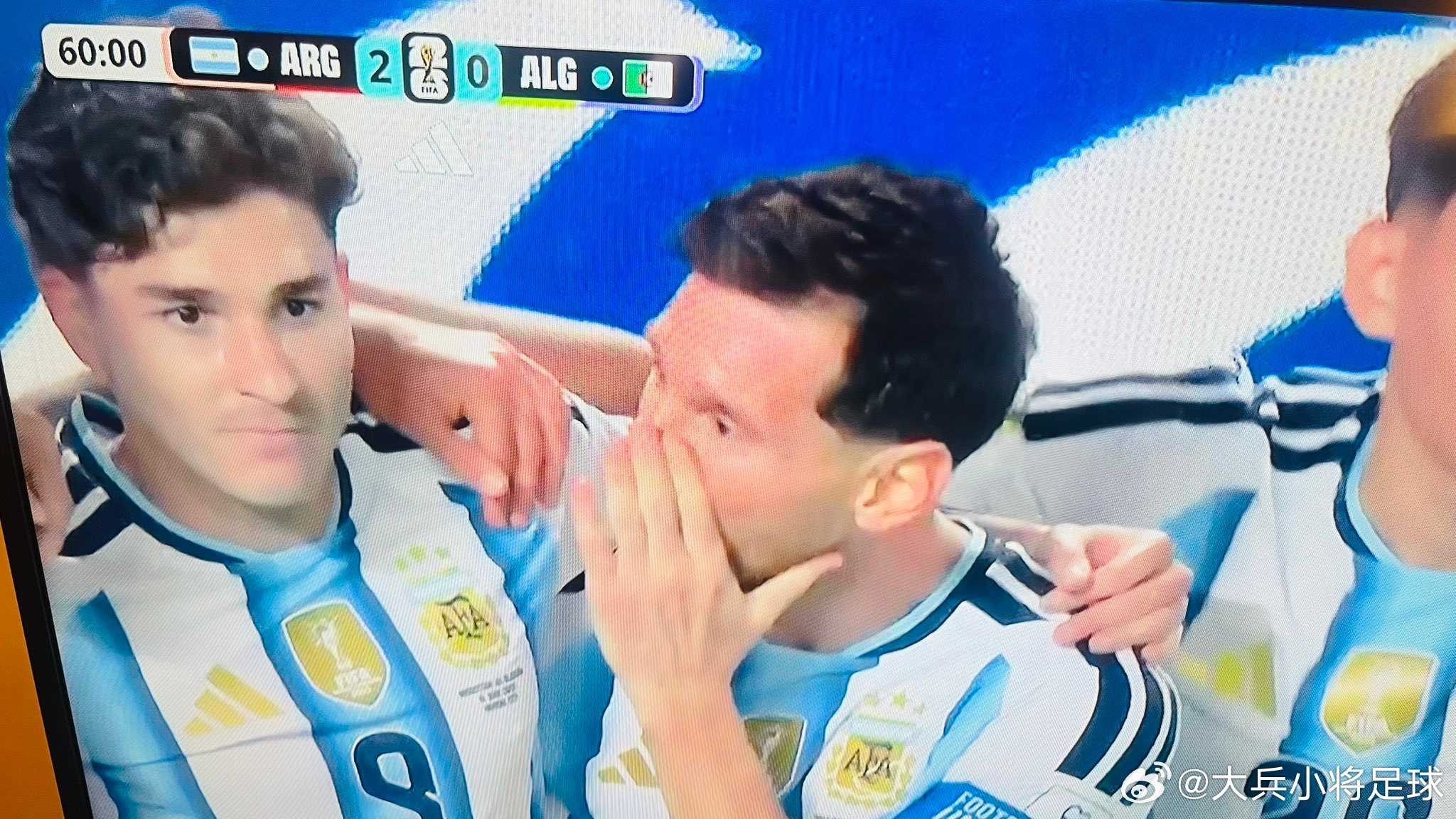 2026美加墨世界杯世界杯 梅西这次捂嘴是队内沟通，不符合红牌判罚标准。捂嘴（用