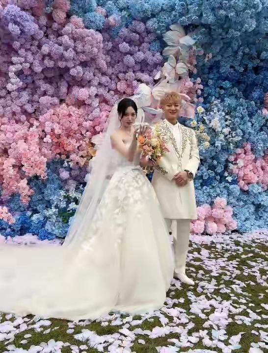 黄子韬这结婚礼服临时租的吧！太难看了，廉价又拉垮，穿着像个门童似的，站徐艺洋旁边