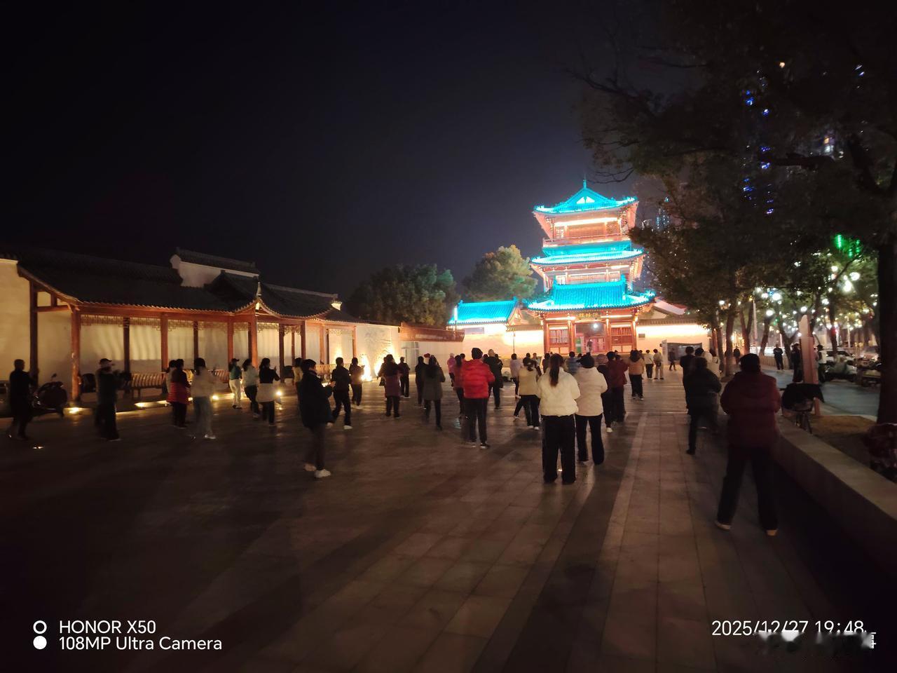 晒图笔记大赛2025年12月27日傍晚长江岸边《浔阳楼》下赏人们自发跳舞