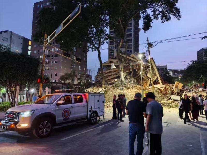 6.9级，4个人受伤。7.5级，预估死亡过万。同一天，两场震级相差不到1级的地震