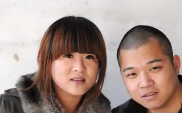 江苏男子郑鲁为兄弟顶罪，坐了十一个月监狱。出狱那天他急匆匆赶回家，推开门却见自己