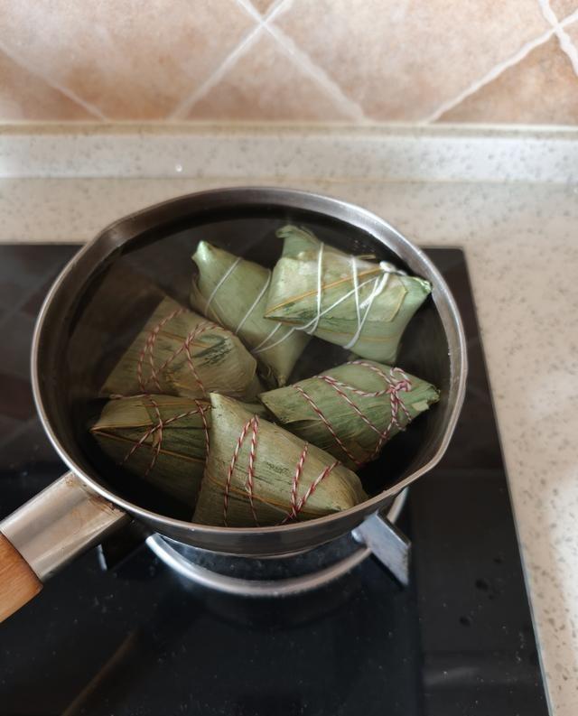 端午节被闺女管得死死的！前几天在头条随口说腰不舒服，她立马电话轰炸让我不准做饭。