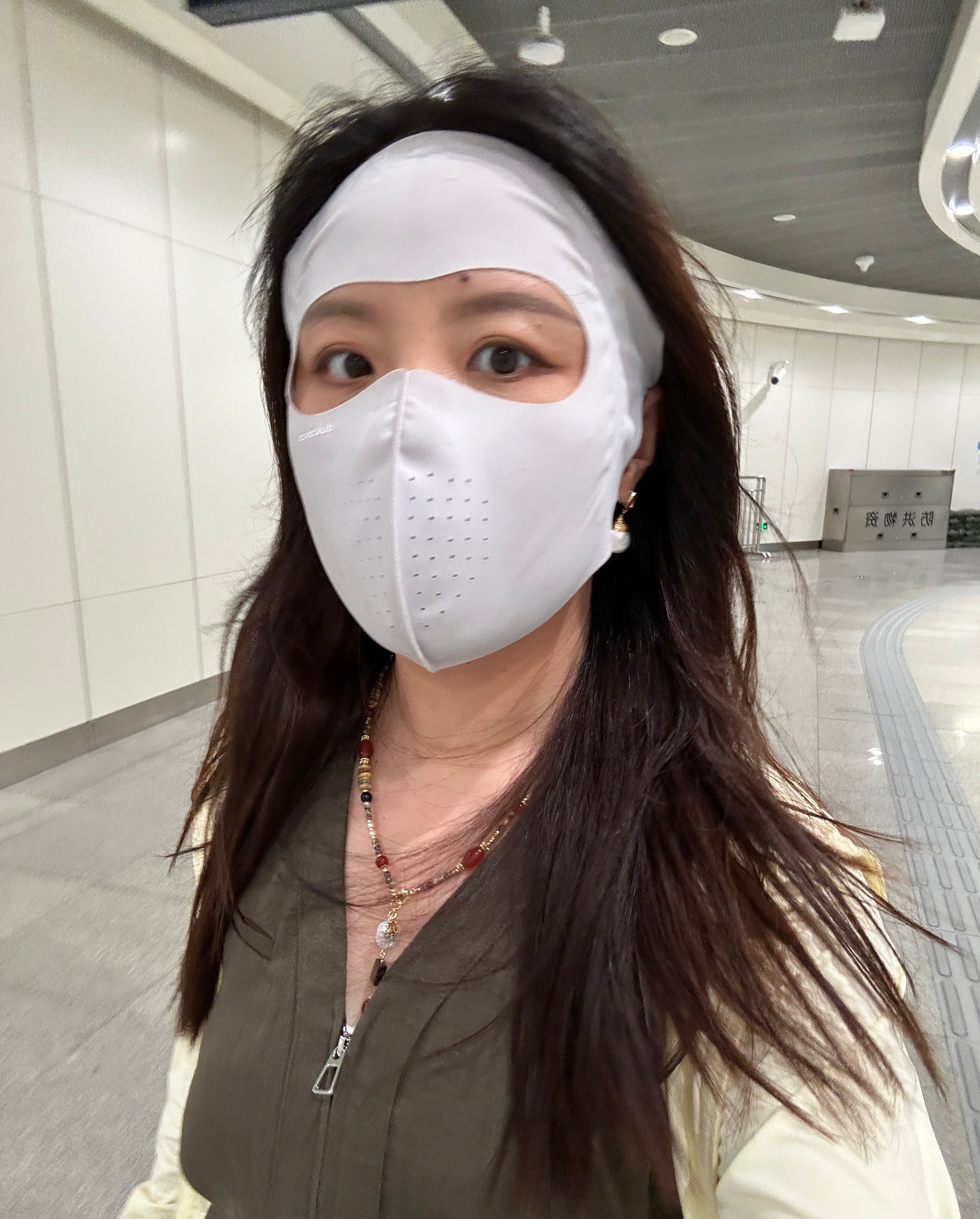 日常出行：防晒面罩+防晒衣最好再戴个墨镜，不然晃眼睛防晒面罩有鼻撑，不容易花妆，