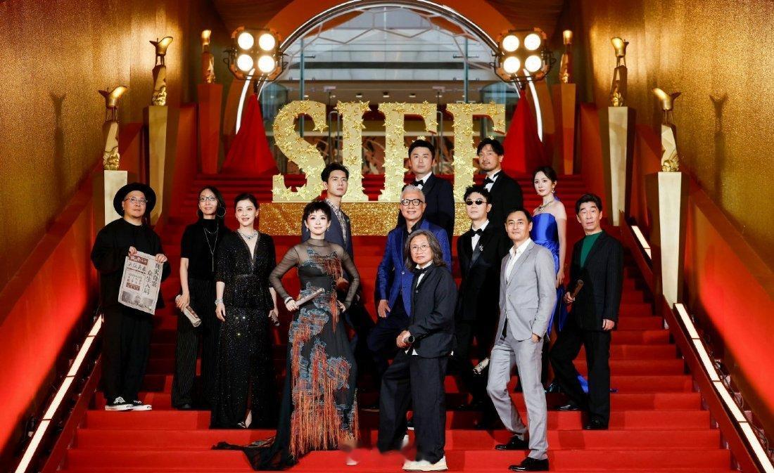 章子怡短发酱园弄组上海国际电影节大合照！！章子怡短发好美！大家都好好看 ​​​