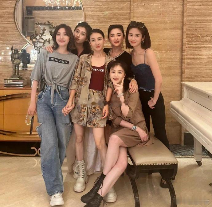 《甄嬛传》剧组重聚，颖儿居然是最漂亮的，她的脸好像没变化。​​​