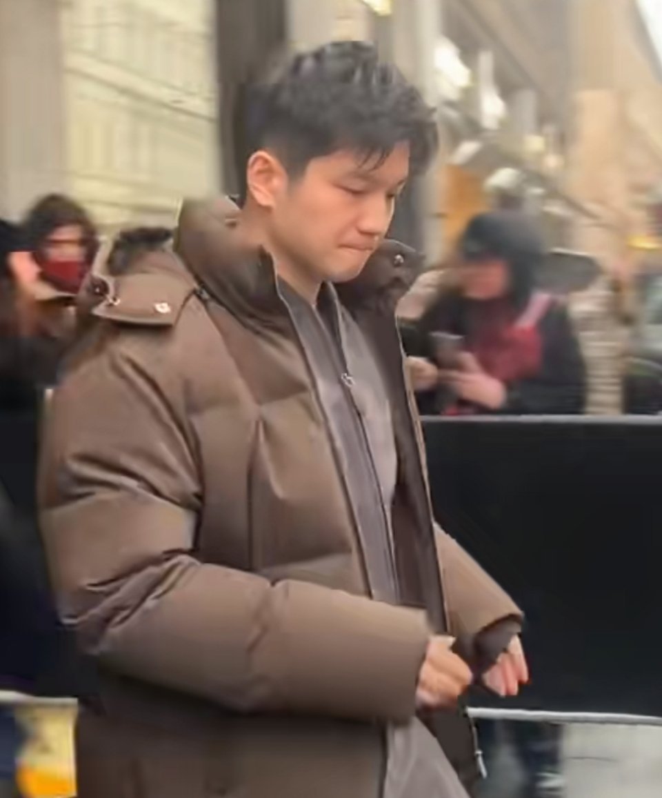 人家要被这个萌袖和抿嘴表情萌死了 穿得像个流心巧克力大面包也很萌  此胖宝宝就是