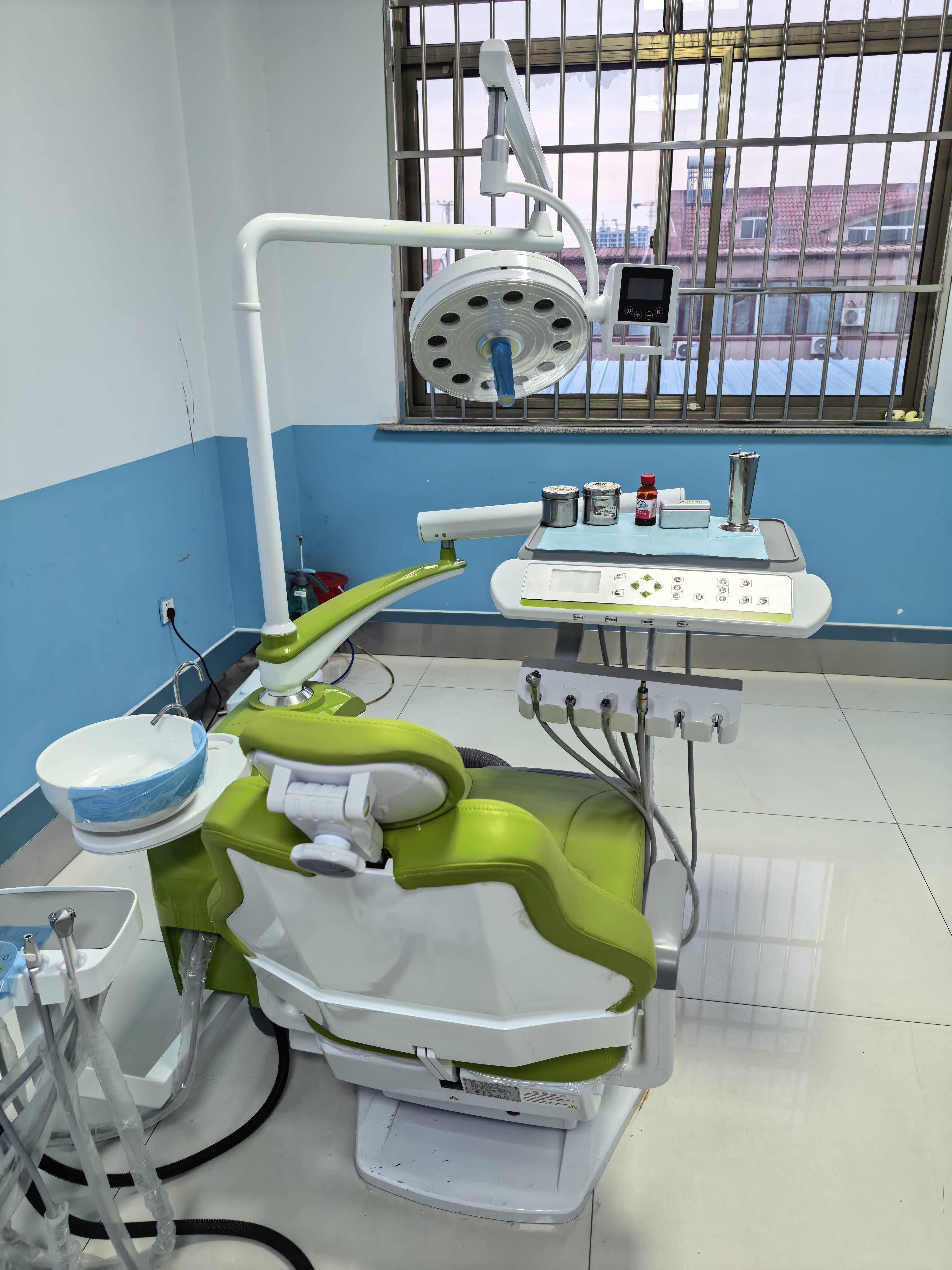 牙结石有点多，来洗个牙，被发现有颗牙坏掉了