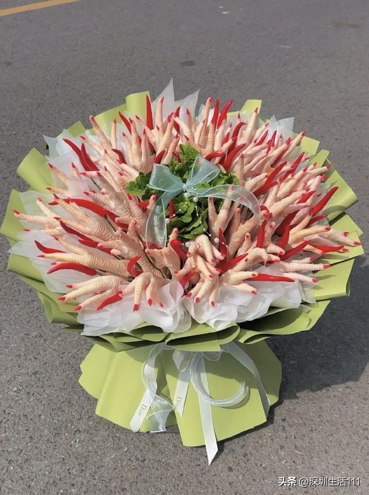 在网上看到的，一位女网友说，她前任男朋友的现任女朋友，给她送了一束用鸡爪做的花，