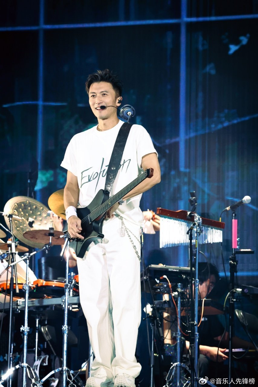 谢霆锋时隔23年重返北京开唱 时隔多年终于在北京演唱会现场相见，一半是熟悉的回忆
