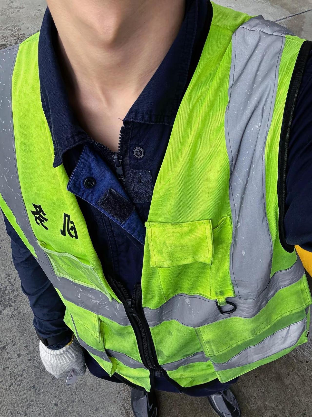 平静的机坪 培养不出好的机务 就像平静的大海 培养不出好的水手下雨天的机场 工作