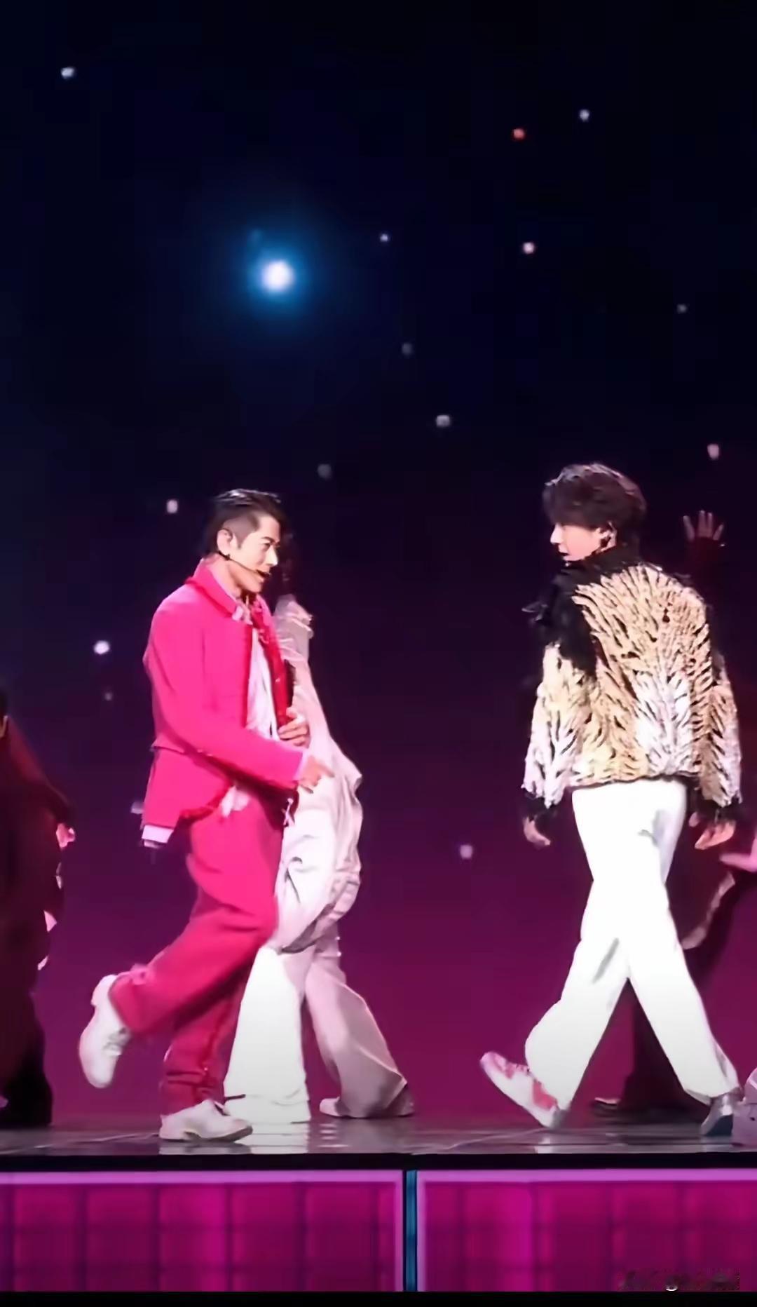 今年过年五大反常现象：
​​1、短信拜年的几乎销声匿迹，微信上收到拜年消息也是寥