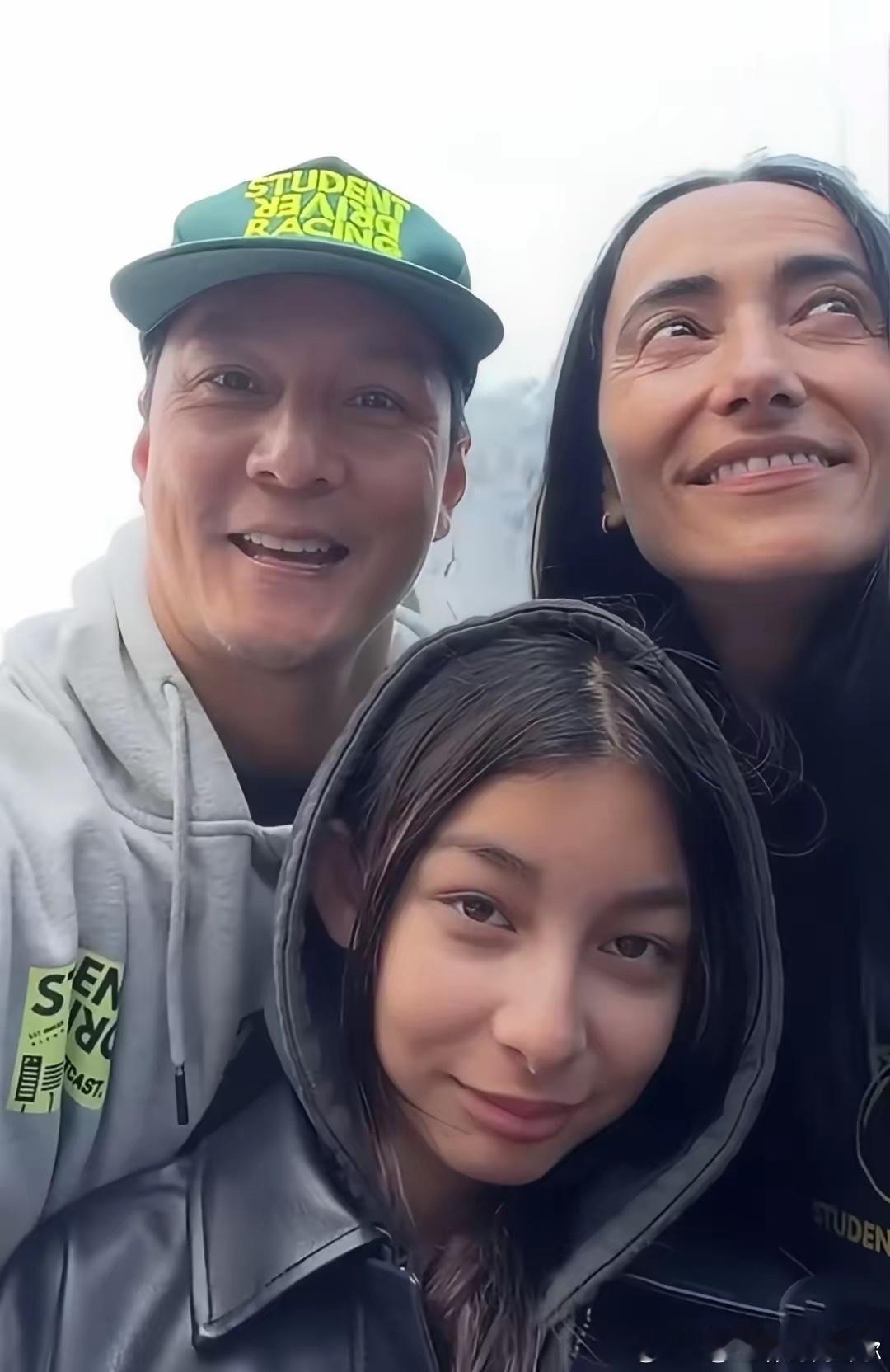 吴彦祖晒一家三口的全家福，13岁的女儿罕见出镜，露出正面照。 ​​​
