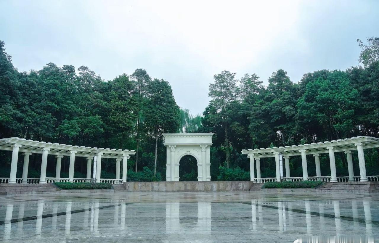 【成都信息工程大学74周年校庆 】
时光荏苒，岁月鎏金；
七四风华，桃李芬芳；