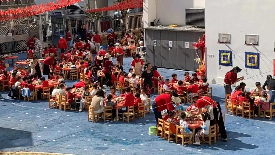 广东一老师在幼儿园内办婚礼，全园孩子都来迎亲吃席
来源：广州日报
当我们看着这些