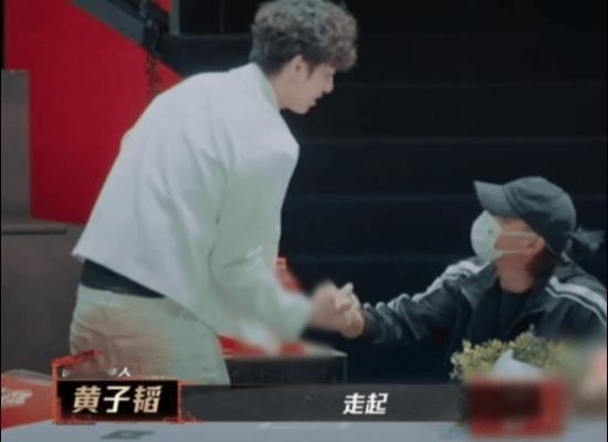 轮到TopBarry80黄子韬了新说唱2025说实话，TopBarry的狂气从海