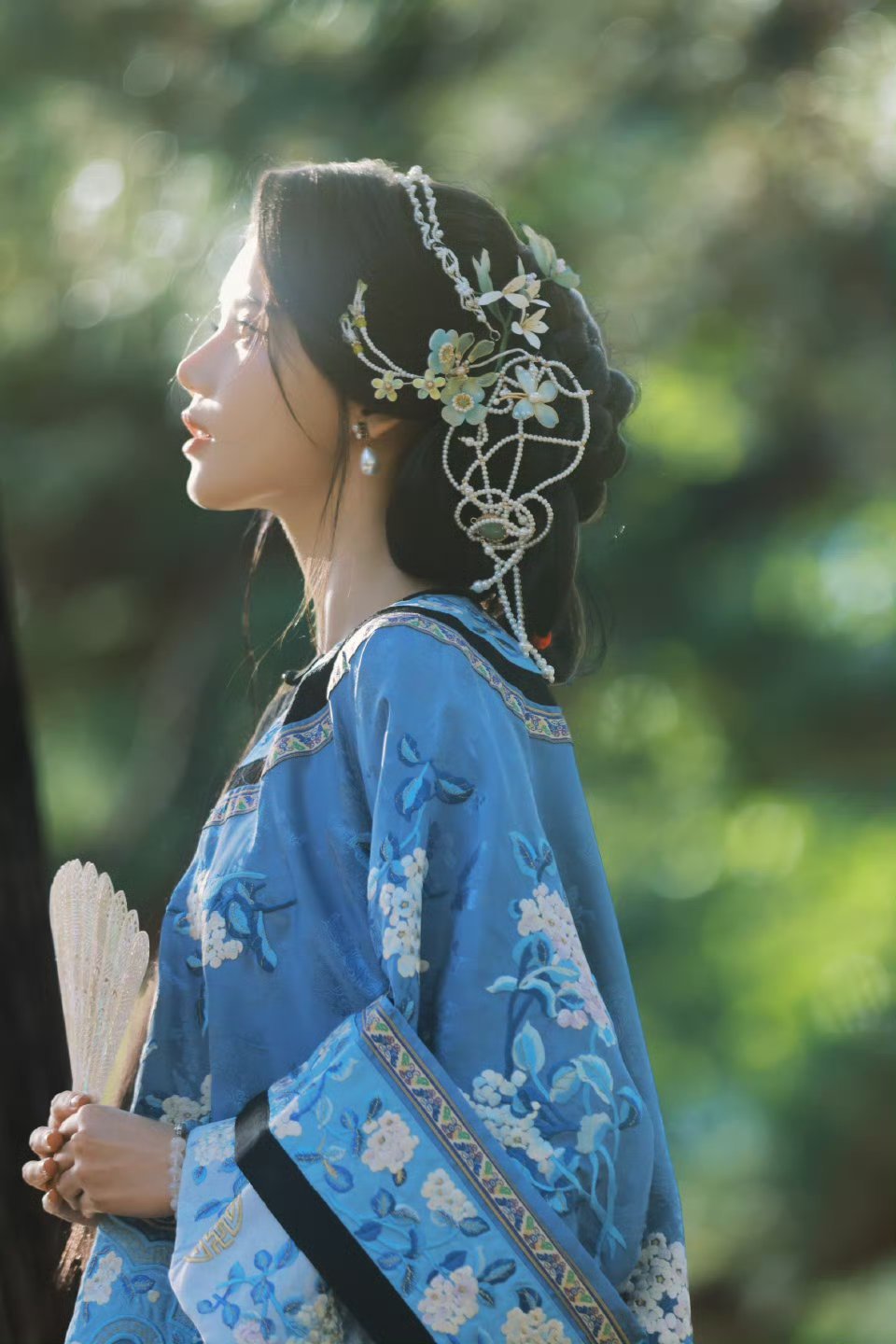 孙珍妮是青花瓷成精了眉眼是青花纹饰里的婉转，步态似瓷身勾勒的流畅曲线，举手投足都