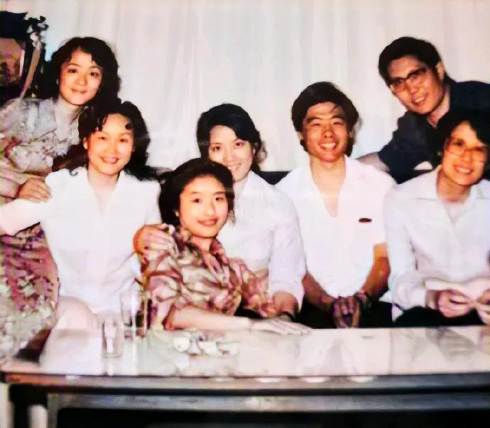 著名歌唱演员李谷一 王洁实  苏小明 李秀明合影
李秀明抱着的那位不知是谁？
还