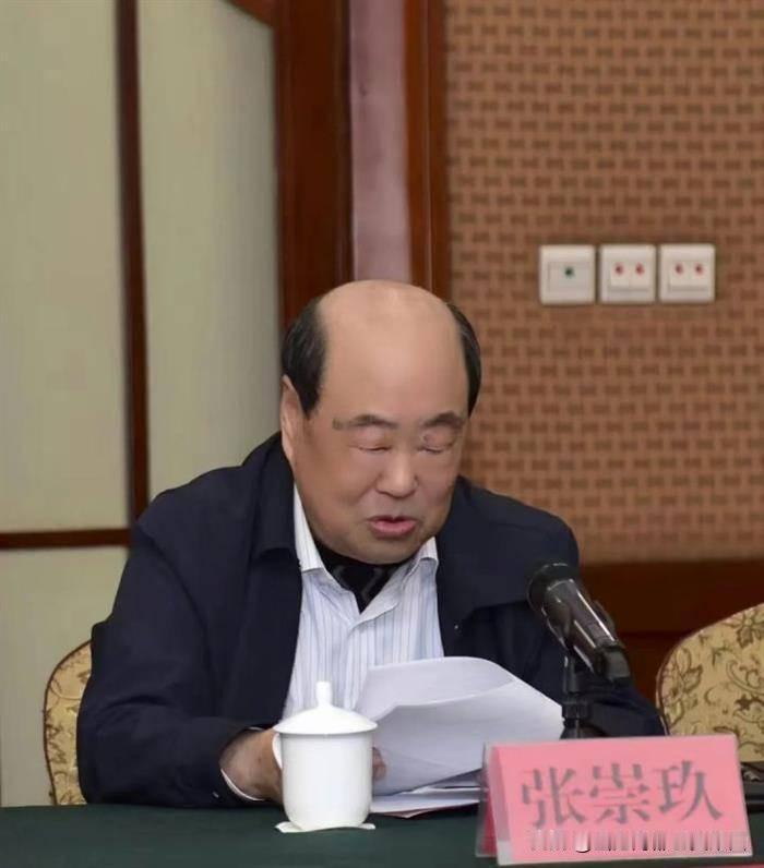 张  崇  玖  简  介

张崇玖，男，字玉峰，号鹤亭，山东诸城人。1944年