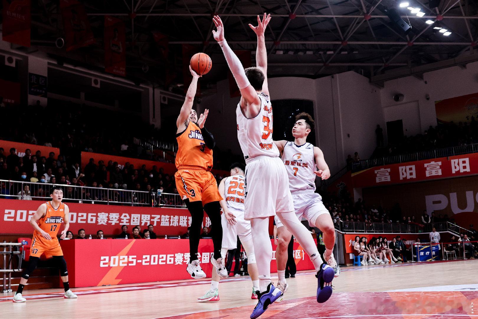 今晚NBL 与  比赛瞬间，最终杭州经纬坐镇主场以66:71输给对手。比赛开局杭