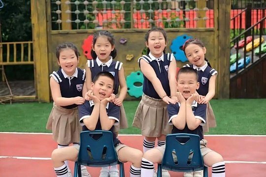 有种被整个幼儿园背叛的感觉满心期待奔赴热闹的集体时光，到头来却觉得自己像个局外人
