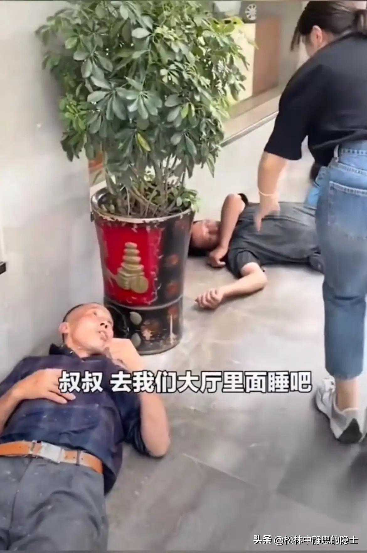 浙江金华横店正午气温直冲三十多度，水泥台阶晒得发烫，三名务工师傅缩在酒店屋檐下就