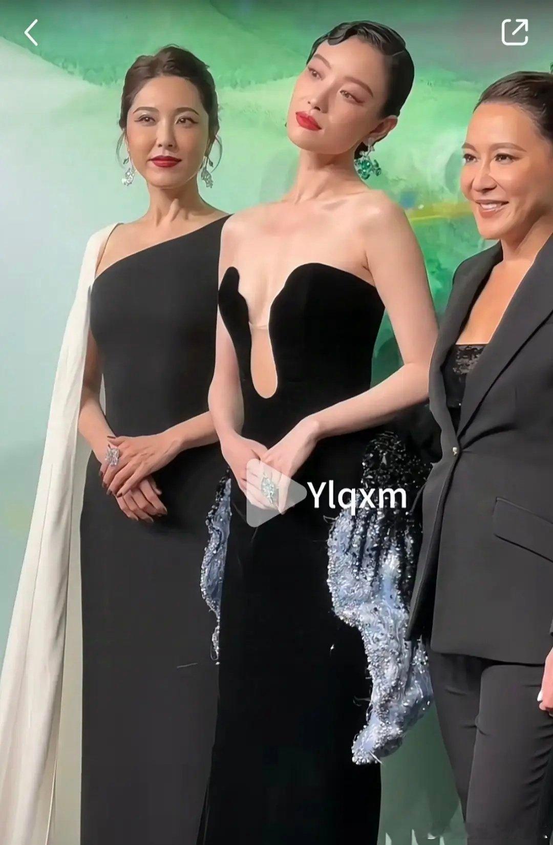 倪妮这个动作确实有点抽象了 ​​​