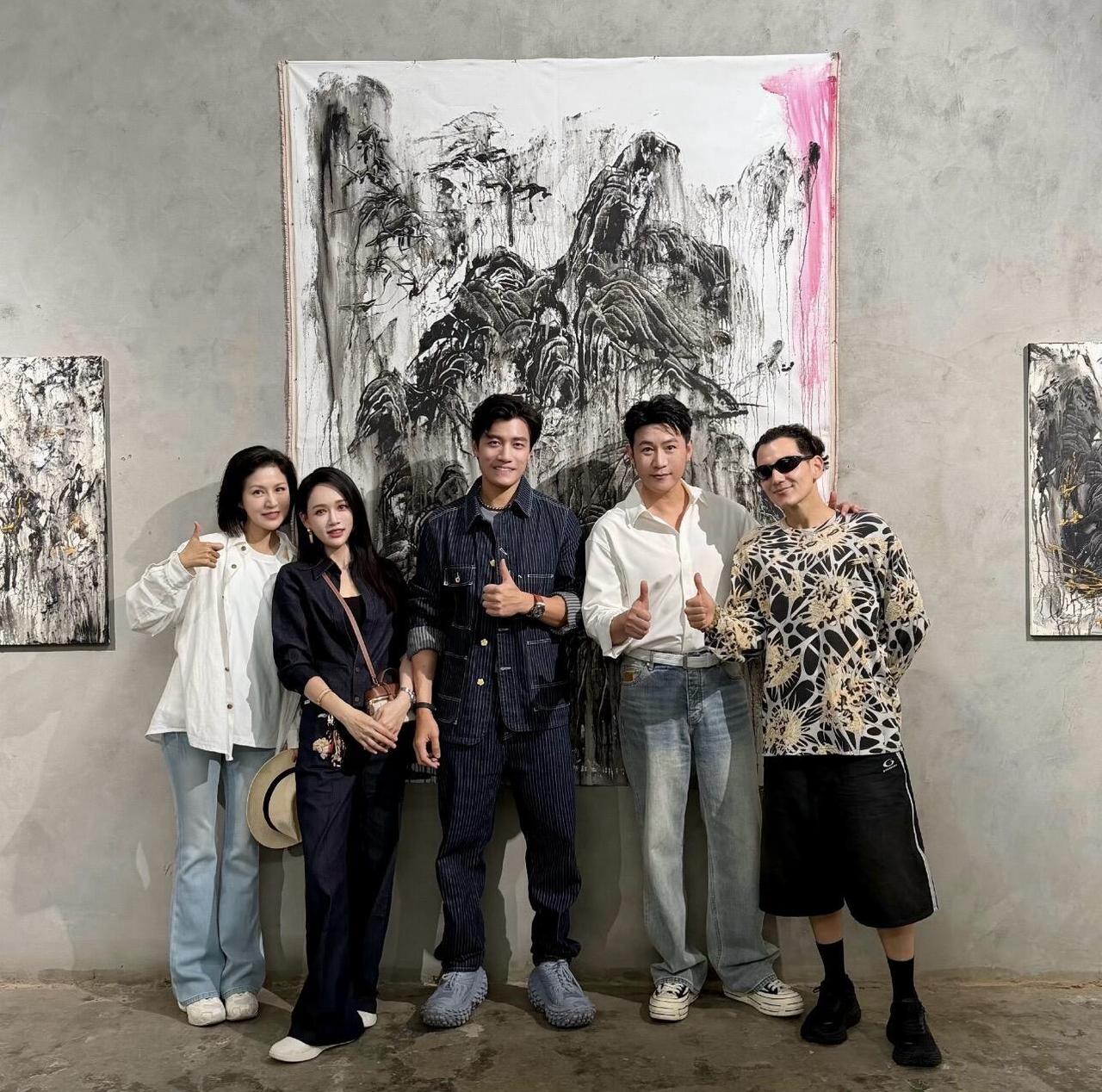 1. 校园初恋打底，感情纯粹长久
两人大学相恋，从青涩学生走到中年相伴，没有狗血