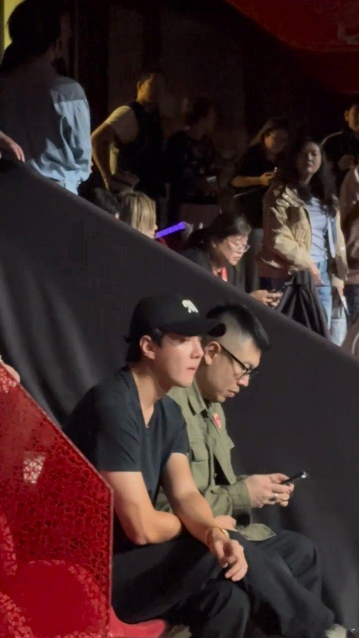 吴世勋去看张艺兴鸟巢演唱会[爱慕][爱慕][爱慕][爱慕]感情真好哇！吴世勋来看