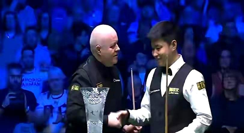 嘴上说没人信我能卫冕，背地里横扫了半圈顶尖选手。
去年他拿玉山公开赛冠军，结束