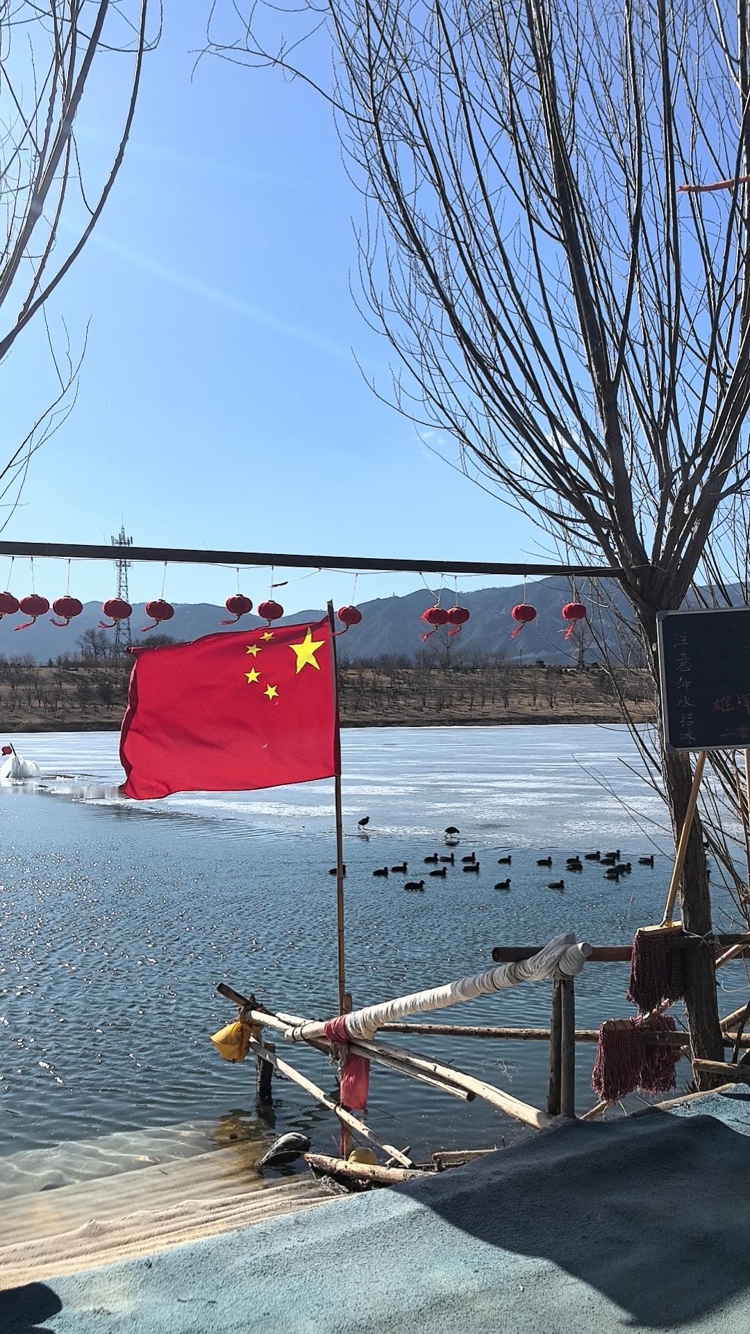 坐落于太原市汾河四期斜拉桥周边的罗汉营冬泳基地，山明水秀，冰河交相辉映，彩旗猎猎