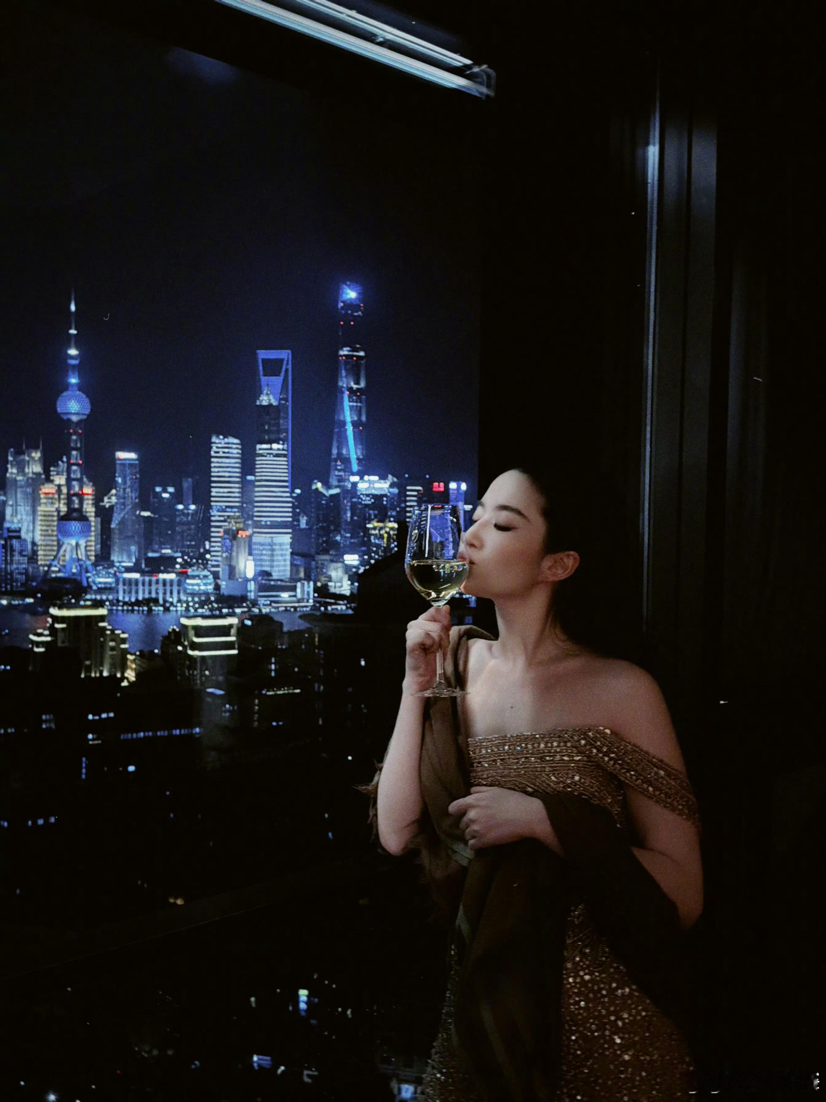 幸福是什么呢，幸福就是看到你呀[抱一抱]刘亦菲[超话] ​​​