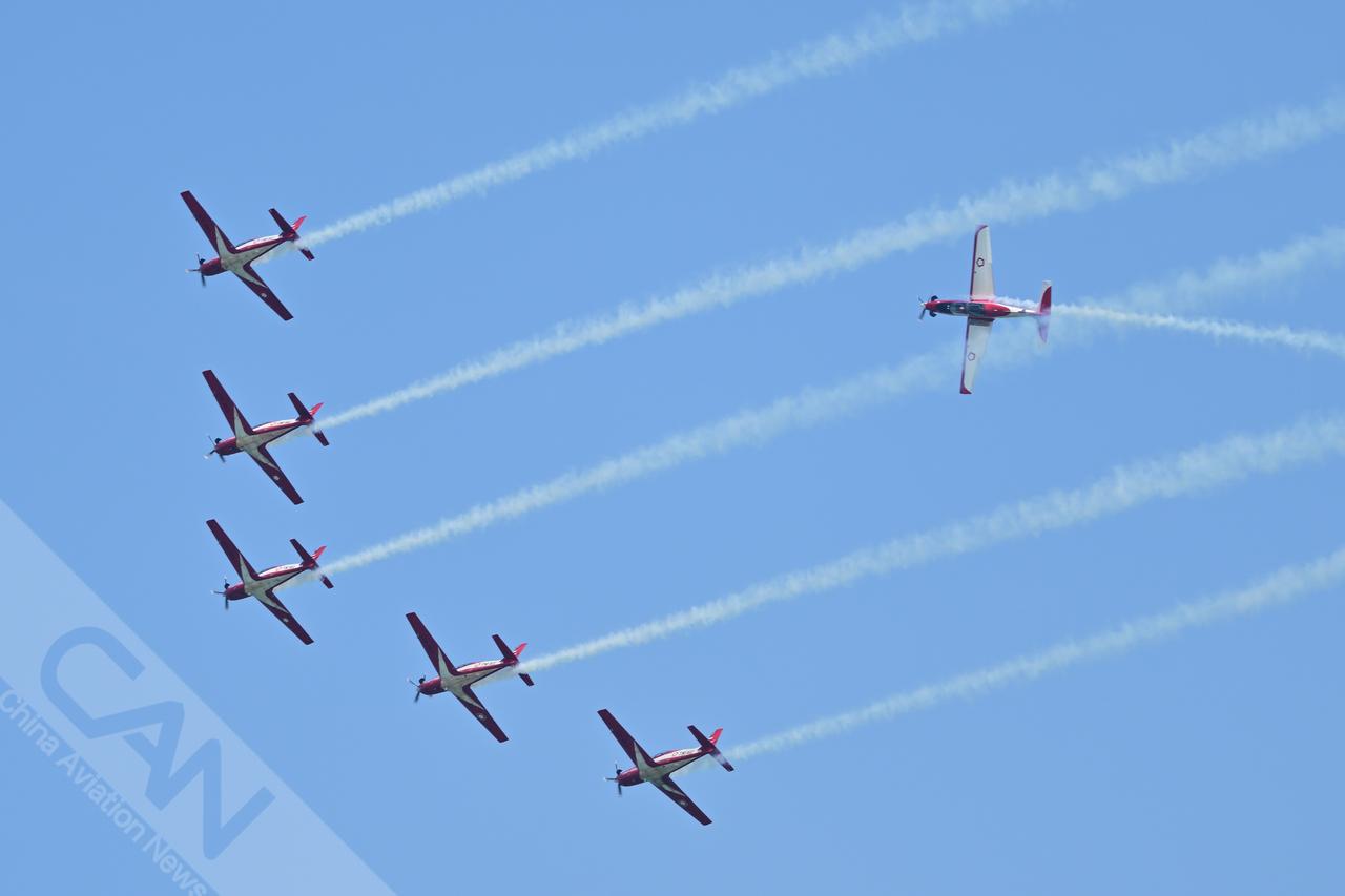 印度尼西亚空军木星特技飞行队亮相新加坡航展，在空中完成一系列特技飞行动作。（摄影