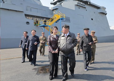 【#朝鲜新建驱逐舰下水过程发生严重事故#，金正恩要求调查原因】当地时间21日，朝